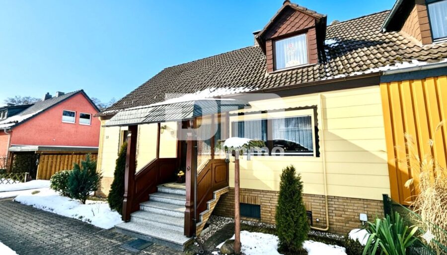 Modernisierte DHH mit Doppelgarage und 2x Carport in Traumlage inkl. Bachlauf - Frontansicht